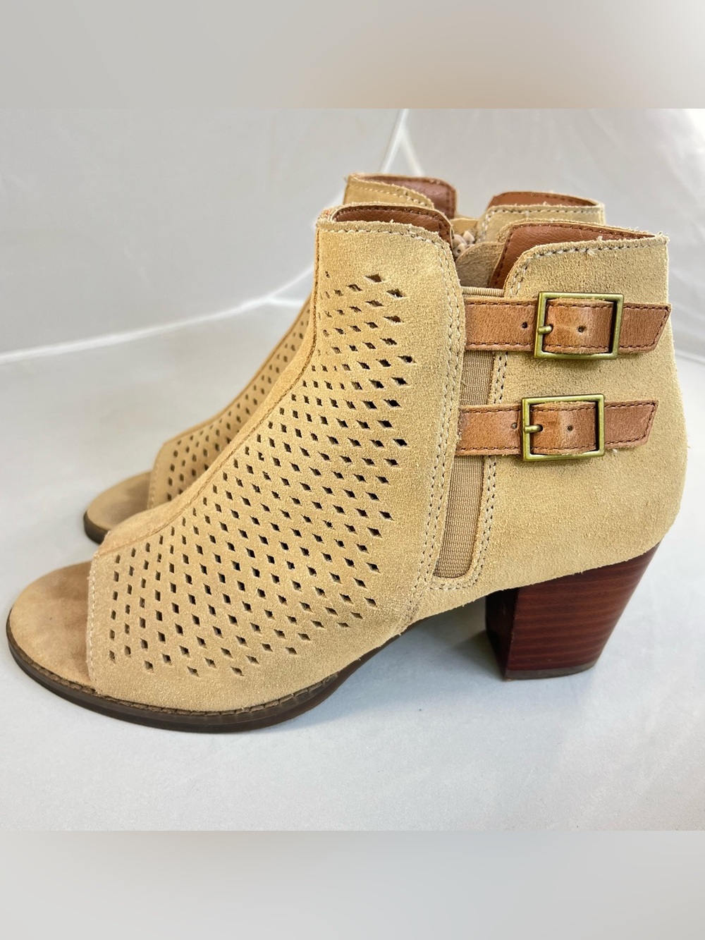 Vionic Tan Suede Perforated Open-Toe Ankle Booties with Buckle Detail Sz 7.5
